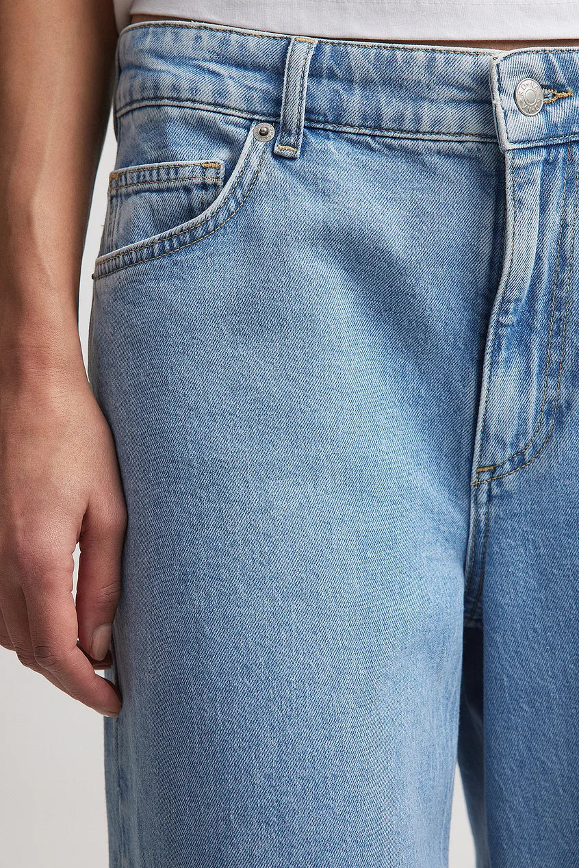 Wide Low Waist Jeans in Light Blue - Stylish & Comfortable Denim