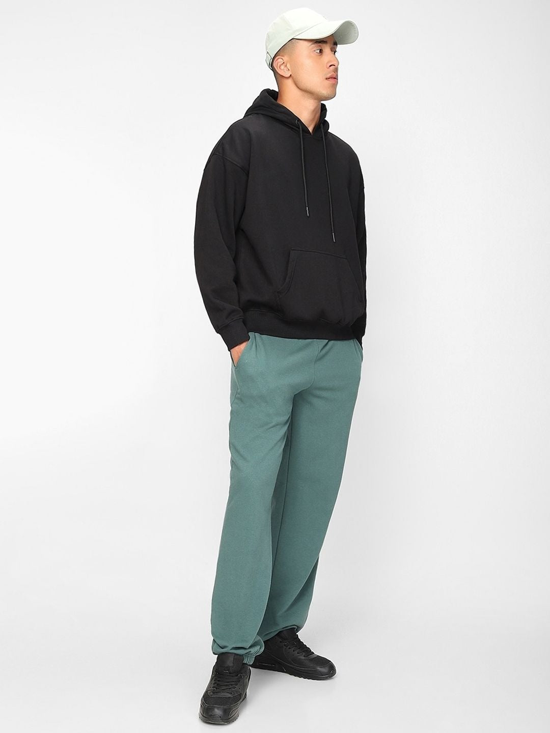 Men Oversized Hoodies – Trendy Streetwear & Comfortable Winter Fashion in Pakistan