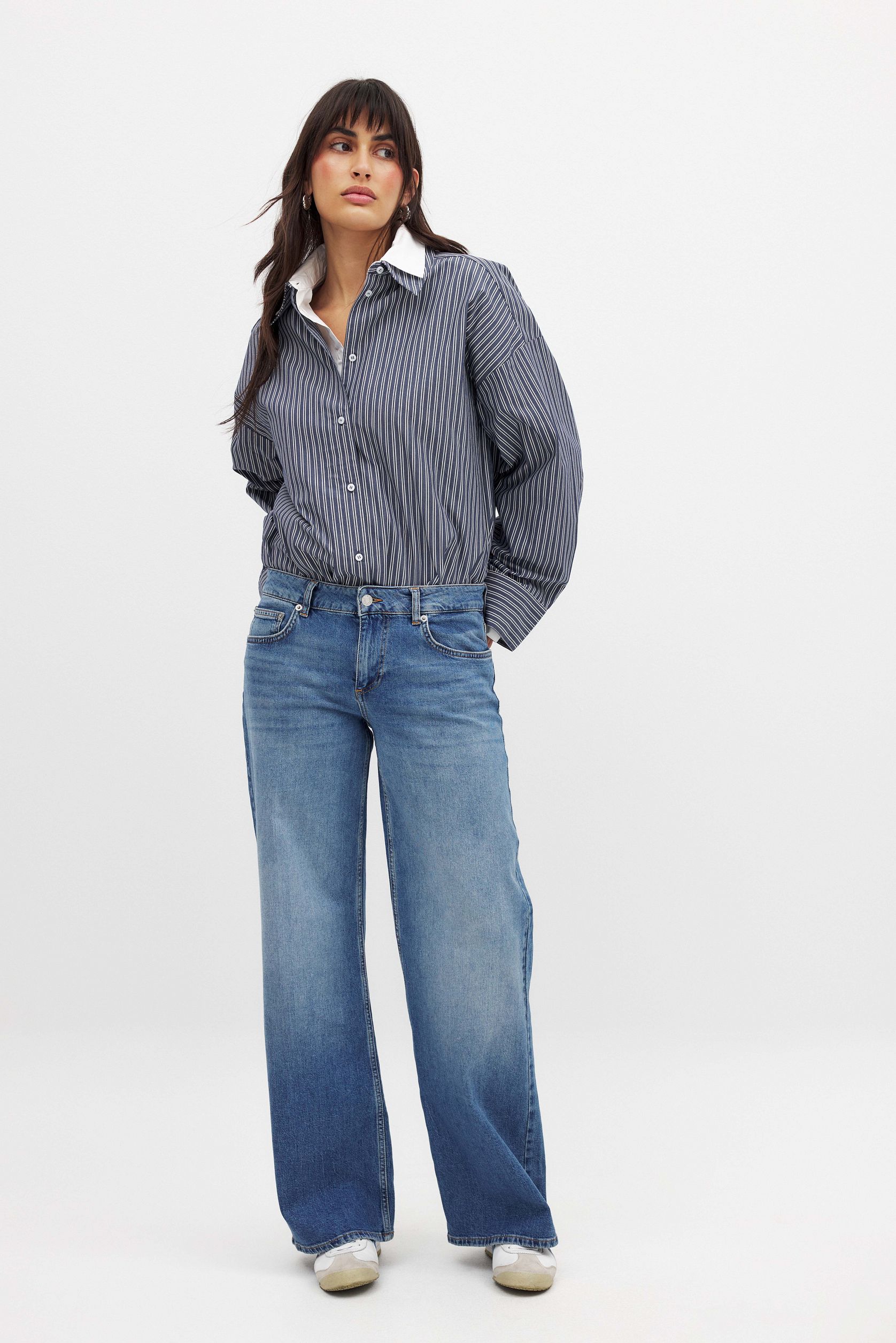 Women’s Low Waist Wide Leg Denim – Trendy Relaxed Fit Jeans for Effortless Pakistani Street Style | DOCACCA