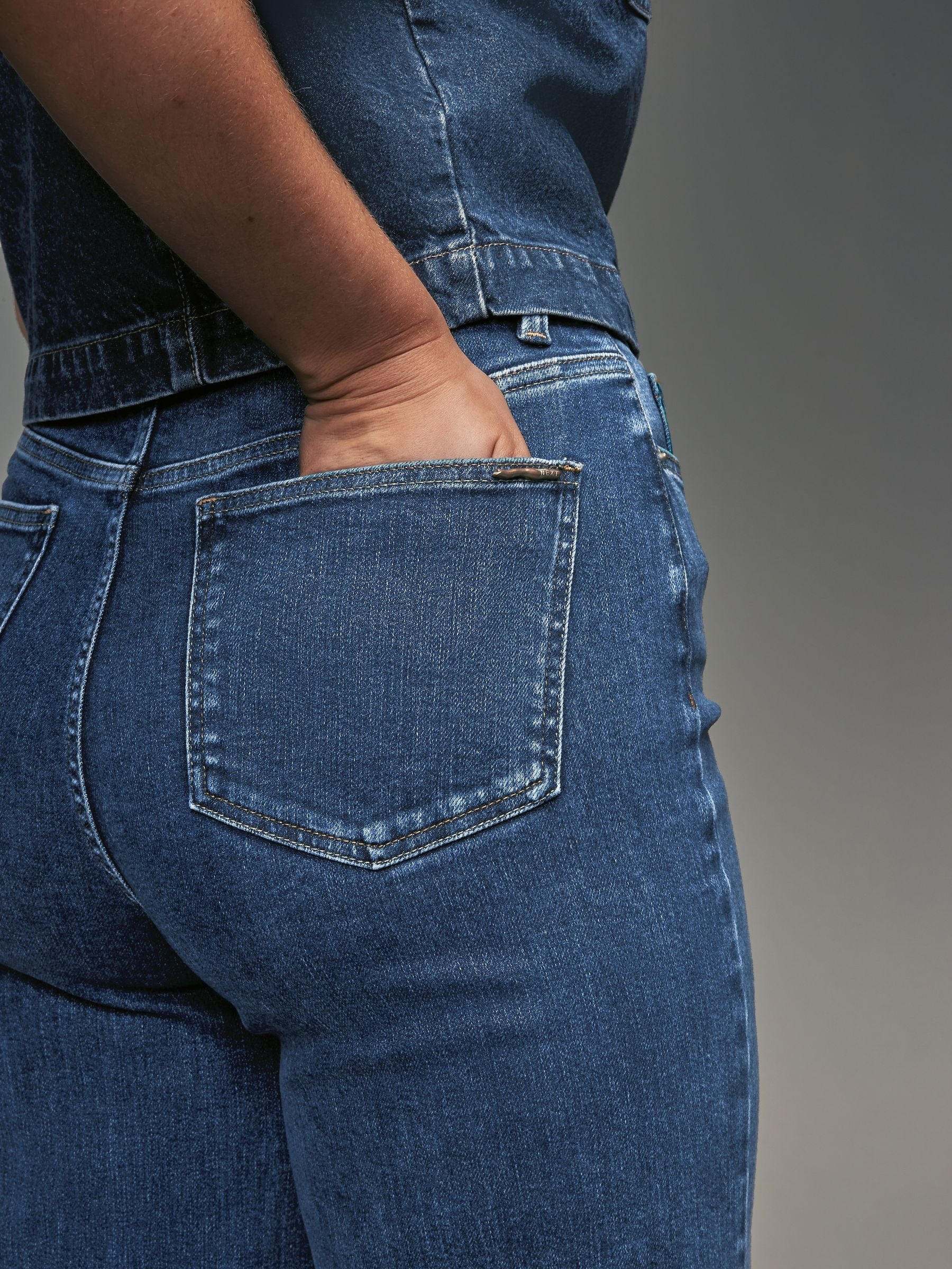 Women Dark Blue Wide Leg Hourglass Jeans – High Waist Flattering Fit Denim Pants in Pakistan | DOCACCA