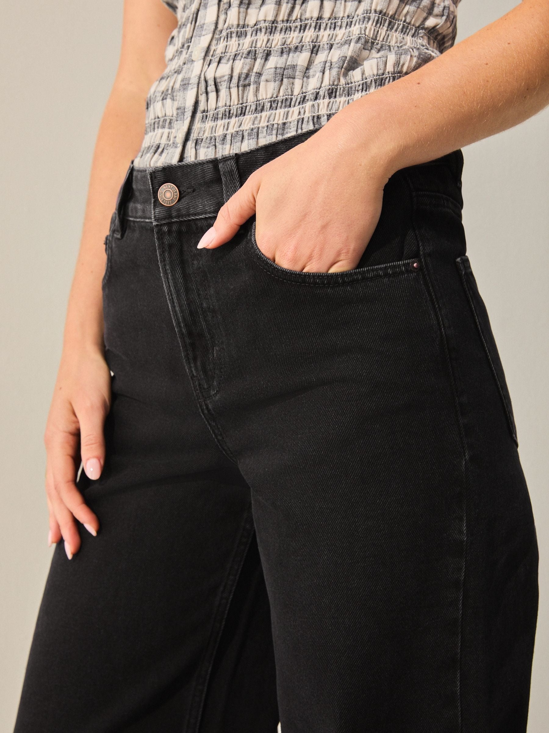Women Black Wide Leg Jeans – Trendy High Waist Denim Pants for Pakistan | DOCACCA