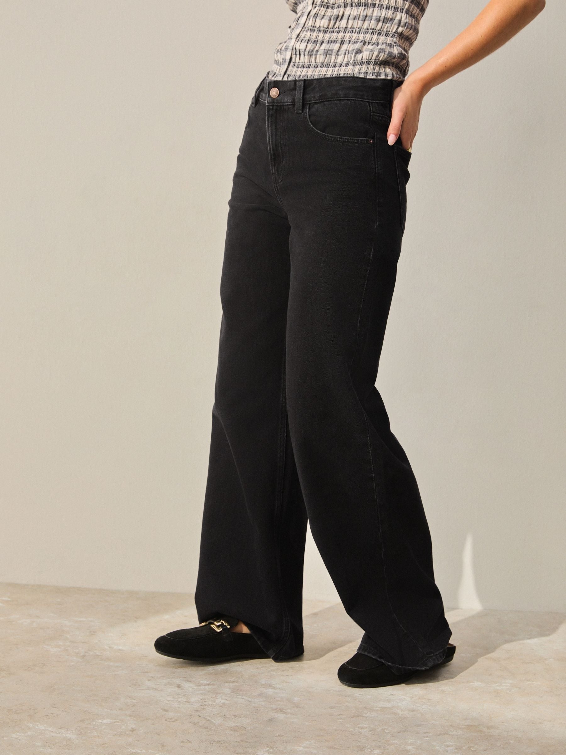 Women Black Wide Leg Jeans – Trendy High Waist Denim Pants for Pakistan | DOCACCA